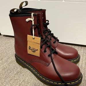 NWT Doc Martens 1460 Cherry Boots Sz 8/39